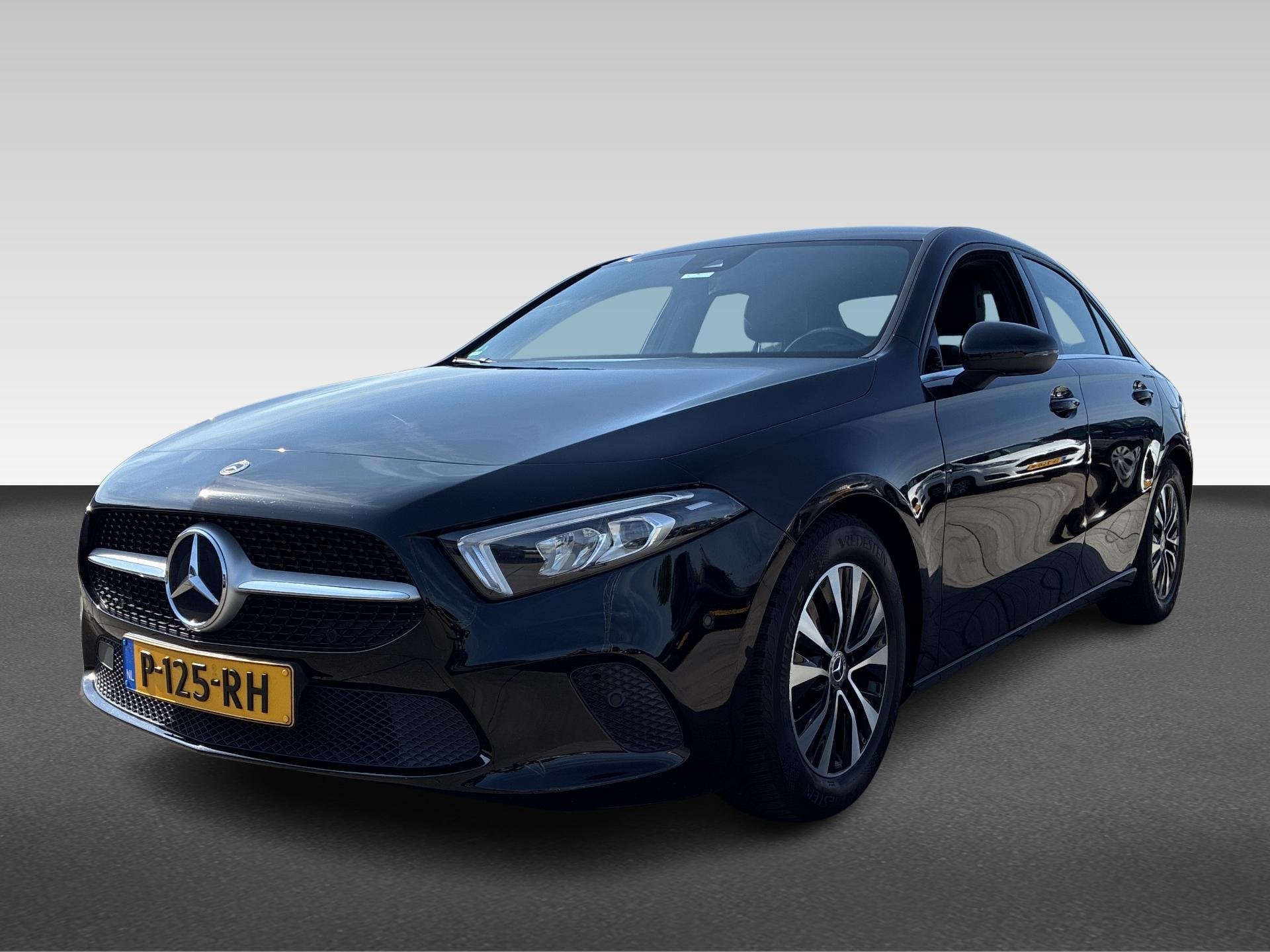 Mercedes-Benz A-klasse 180 Business Solution AMG (Thermatic), 136 pk, Euro 6, 4 cilinders, Zwart