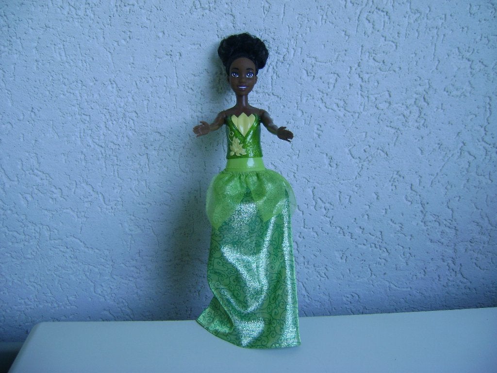 barbie met vast groen pakje en lange tule rok 2022 vandisney, Ophalen of Verzenden, Zo goed als nieuw, Barbie