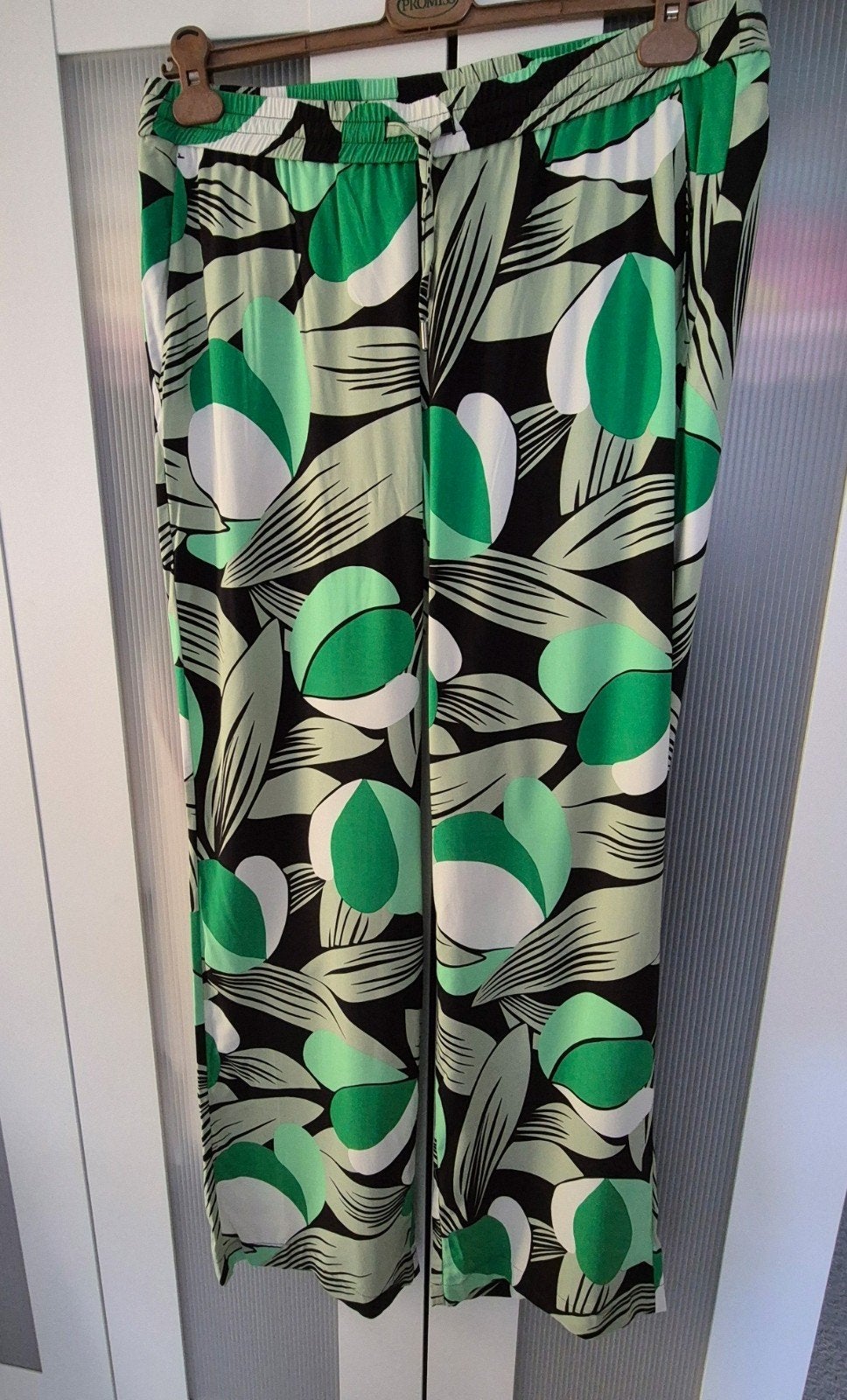 Broek van KYRA, Kleding | Dames, Broeken en Pantalons, Nieuw, Maat 42/44 (L), Groen, Lang, Ophalen of Verzenden