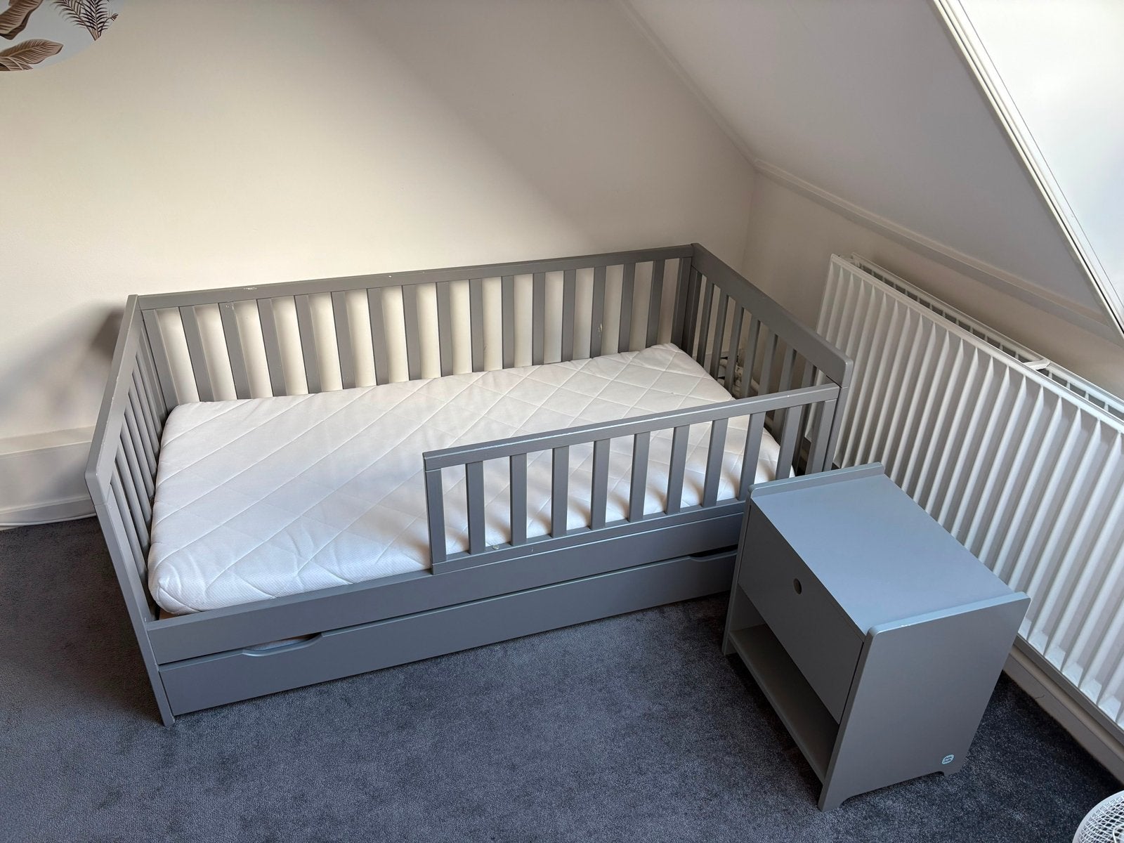 Petite Amélie peuterbed 70x140 cm grijs nachtkastje & matras, Gebruikt, 70 tot 85 cm, 140 tot 160 cm, Ophalen