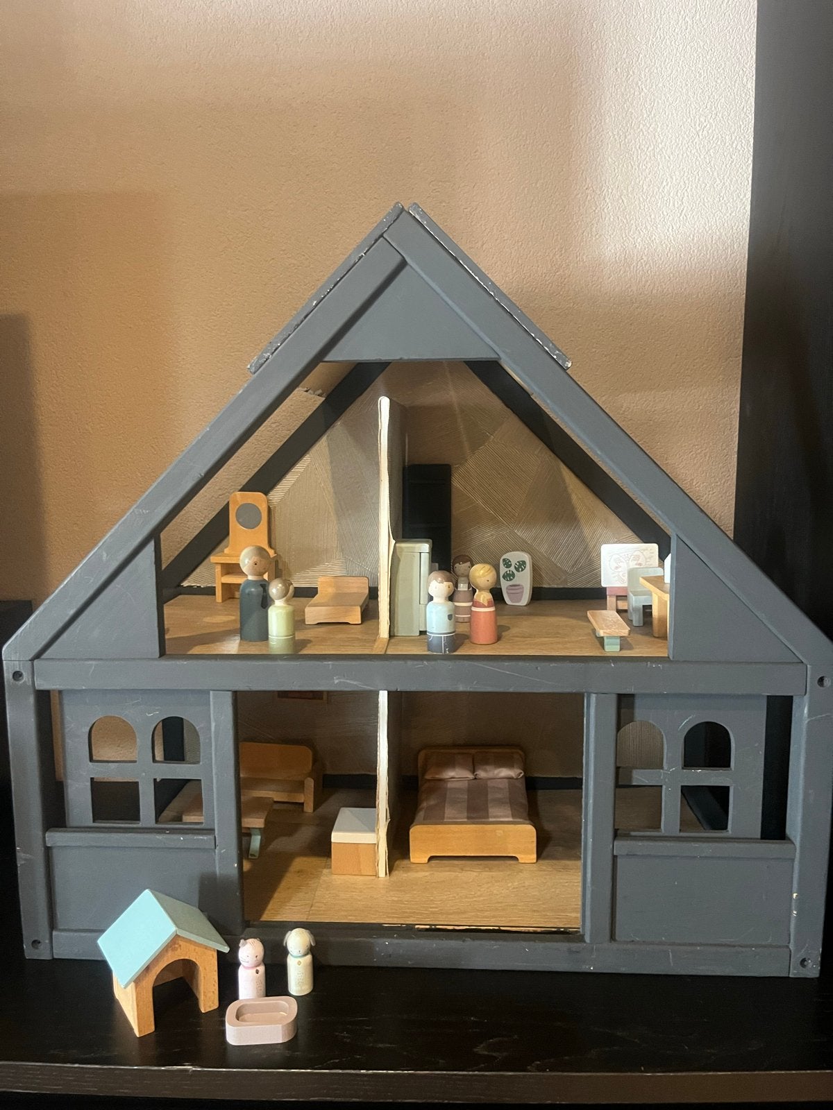 Houten poppenhuis met meubels en poppetjes, Ophalen, Gebruikt, Poppenhuis