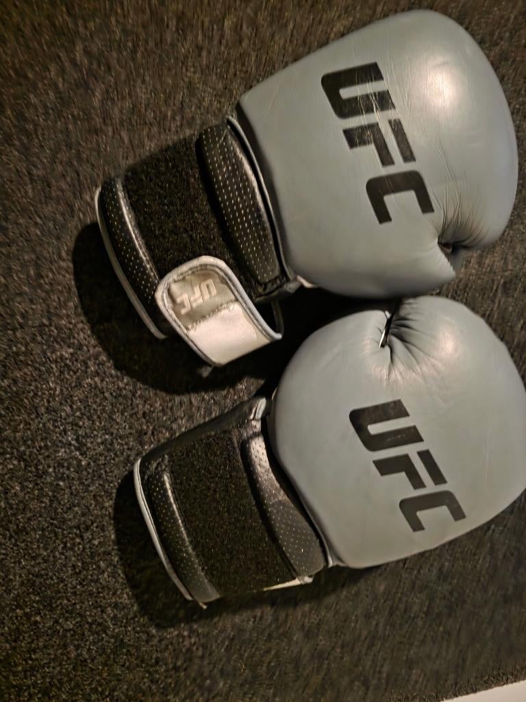  Kickbokshandschoenen 14 & 18 OZ + UFC Scheendekkers, Ophalen of Verzenden, Zo goed als nieuw, Overige, Vechtsportbescherming