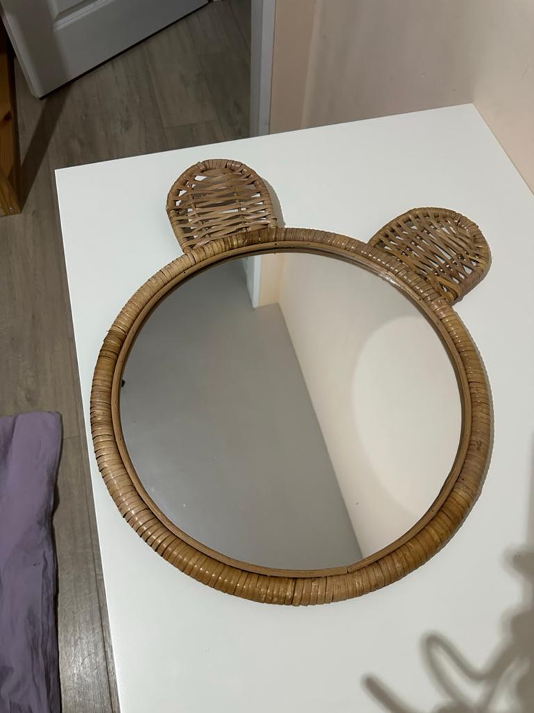Rotan spiegel met beren oortjes, Huis en Inrichting, Woonaccessoires | Spiegels, Ophalen, Zo goed als nieuw, Minder dan 100 cm