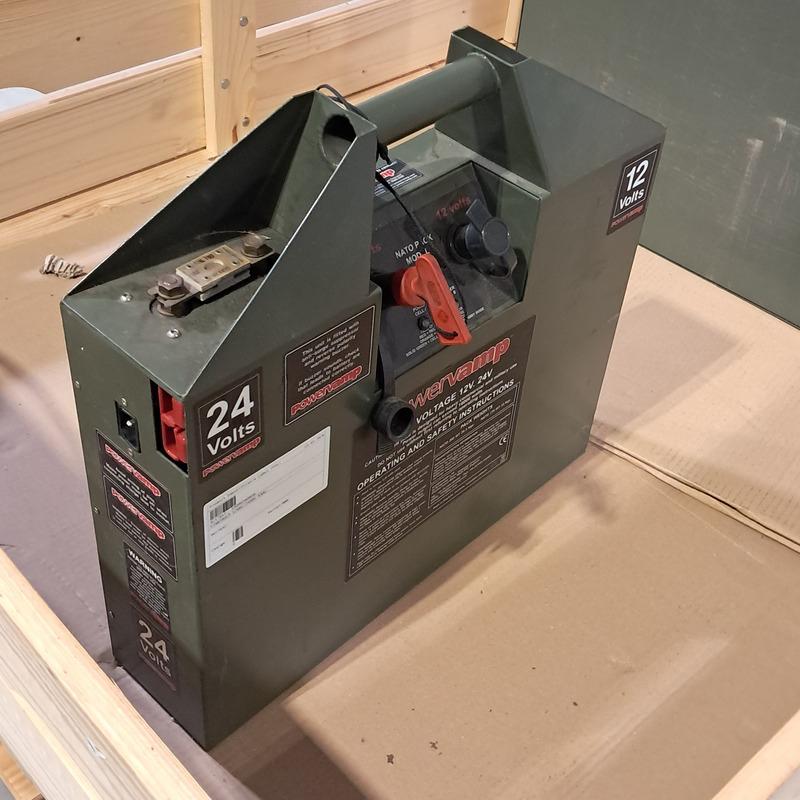 Powervamp 200 NATO model 12/24V startbooster, Auto-onderdelen, Ophalen, Gebruikt, Universele onderdelen