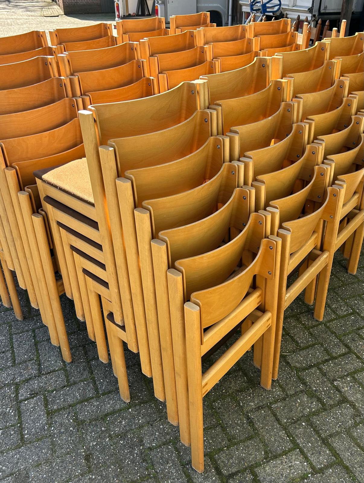 Partij van 100 vintage plywood stapelstoelen ‘80, Hout, Ophalen of Verzenden, Zo goed als nieuw, Nvt