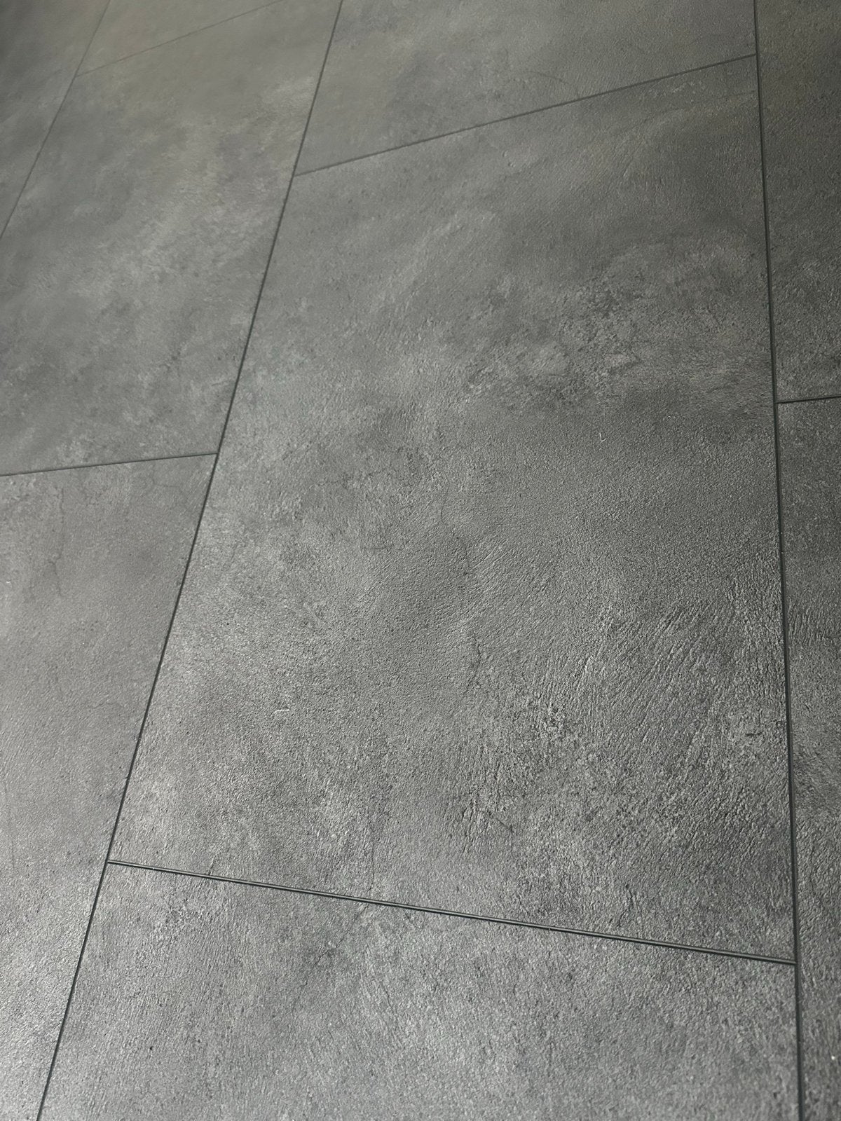 Laminaat tegelvloer 76m2 grijs 10mm met ondervloer en plinte, Ophalen, Kunststof, Zo goed als nieuw, 10 m² of meer