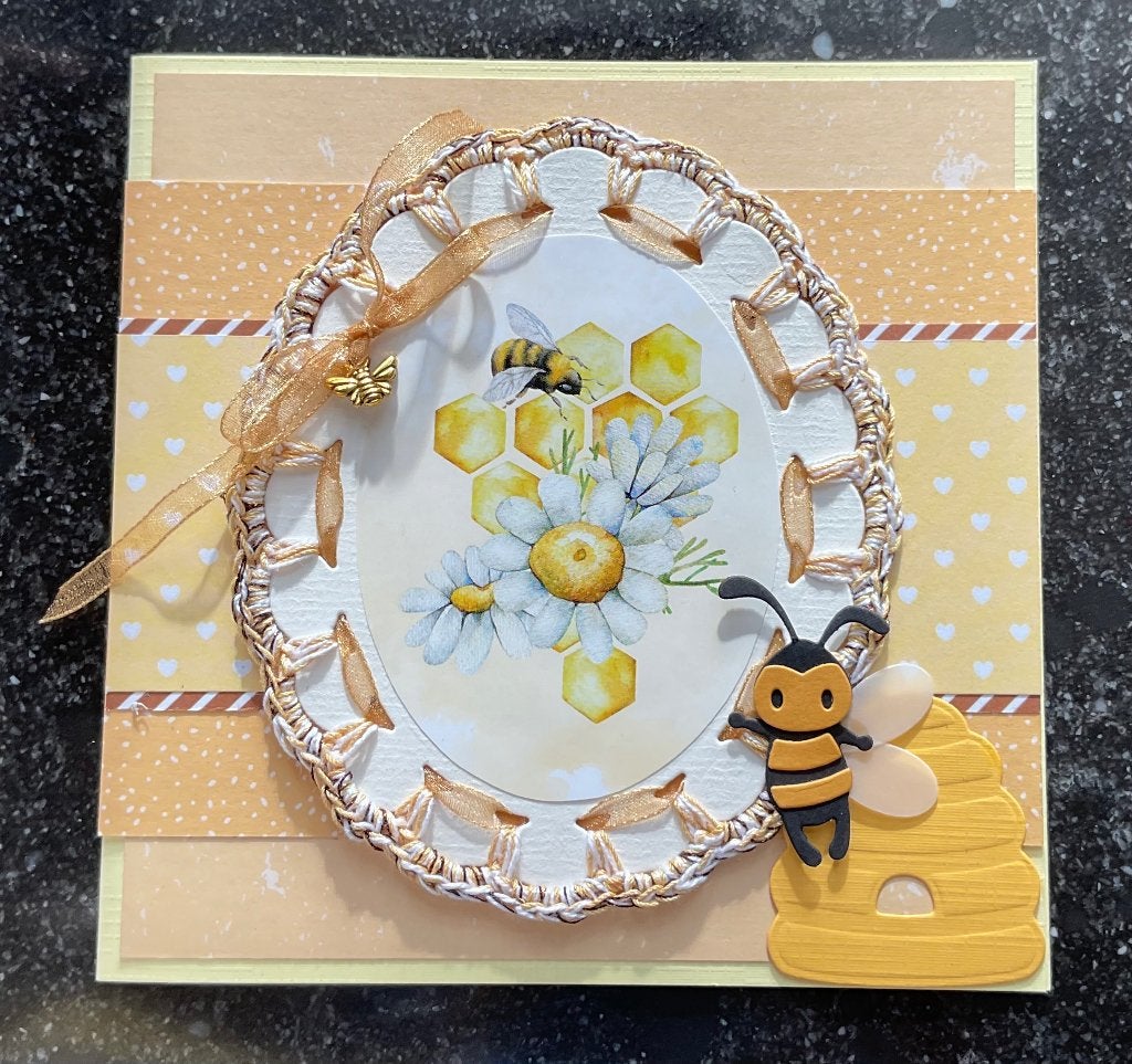 Nr 51 wenskaart met haakwerk Bloemetjes Bijtjes, Hobby en Vrije tijd, Ophalen of Verzenden, Nieuw, Overige thema's