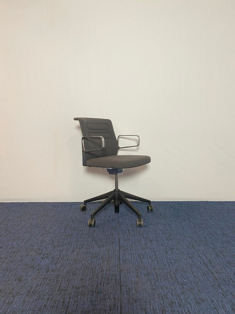 1 x Bureaustoel Vitra AC 5 Studio - grijze stof, zwart frame