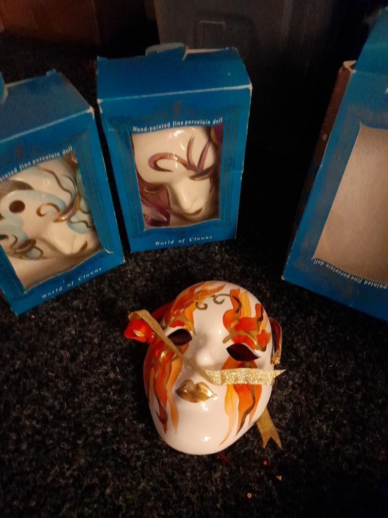 3 Handgeschilderde Porseleinen Maskers - World of Clowns, Antiek en Kunst, Antiek | Porselein, Ophalen of Verzenden