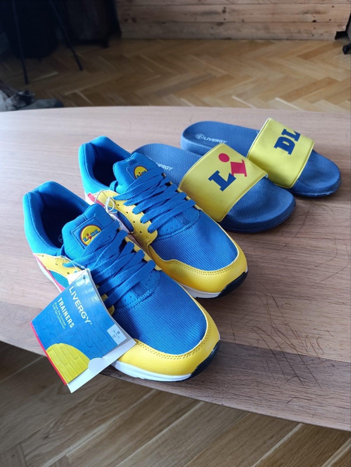 Limited edition Lidl sneakers en badslippers maat 42, Blauw, Lidl, Nieuw, Ophalen of Verzenden