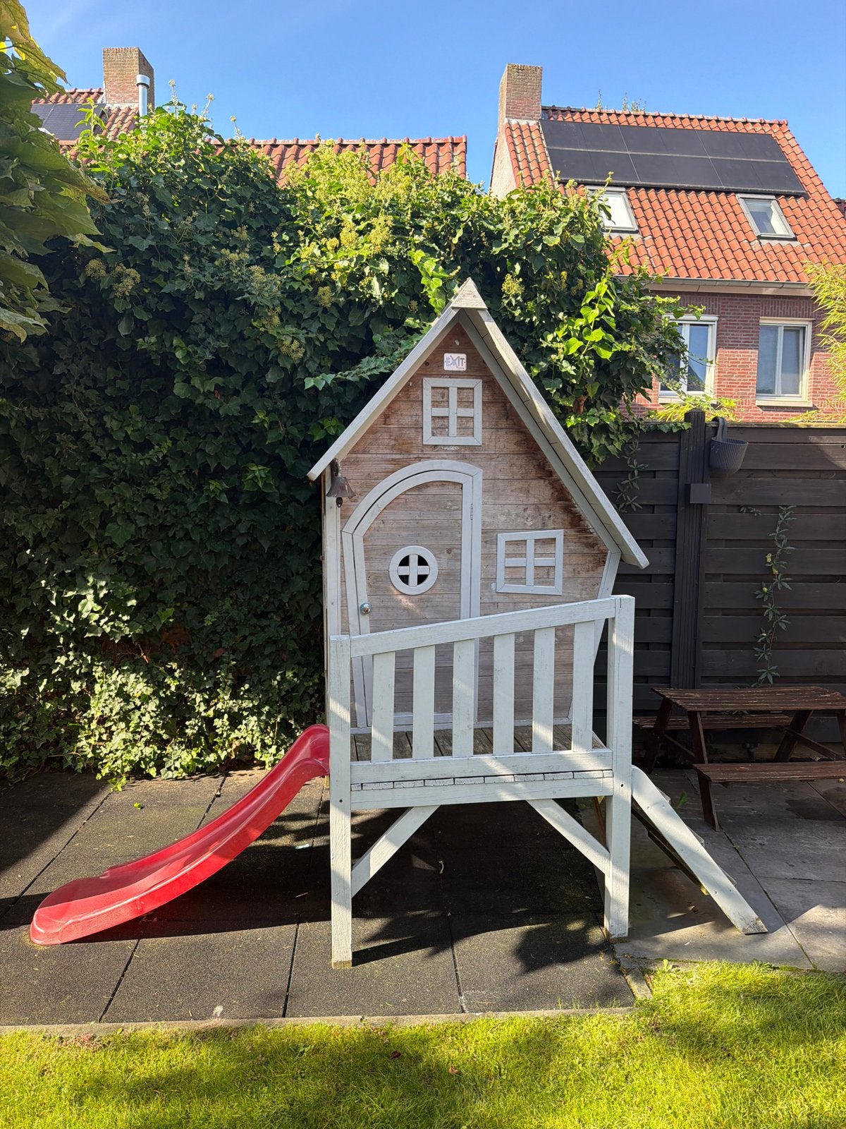 Houten speelhuisje met glijbaan, Ophalen of Verzenden, Gebruikt, Hout