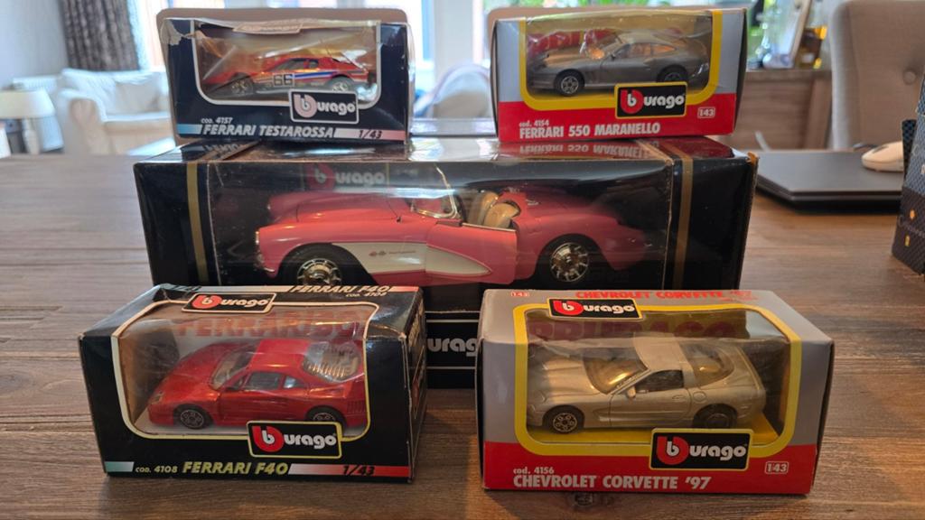Bburago Schaalmodel Auto's: 3x Ferrari, 2x Chevrolet, Ophalen of Verzenden, Zo goed als nieuw