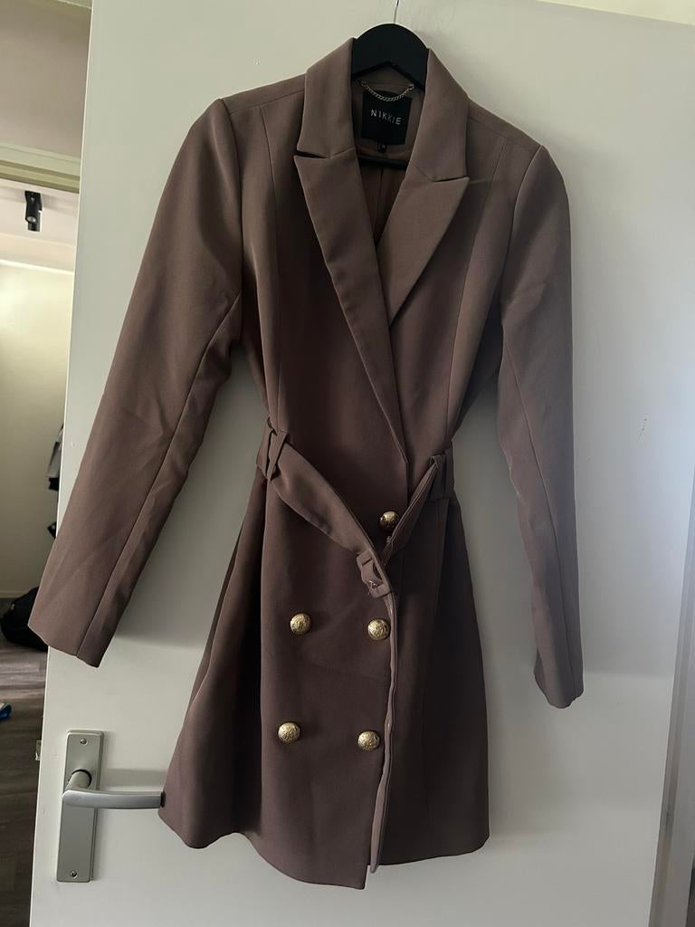 Nikkie Zendaya blazer dress taupe, maat M, Maat 38/40 (M), Overige kleuren, Nieuw, Ophalen of Verzenden