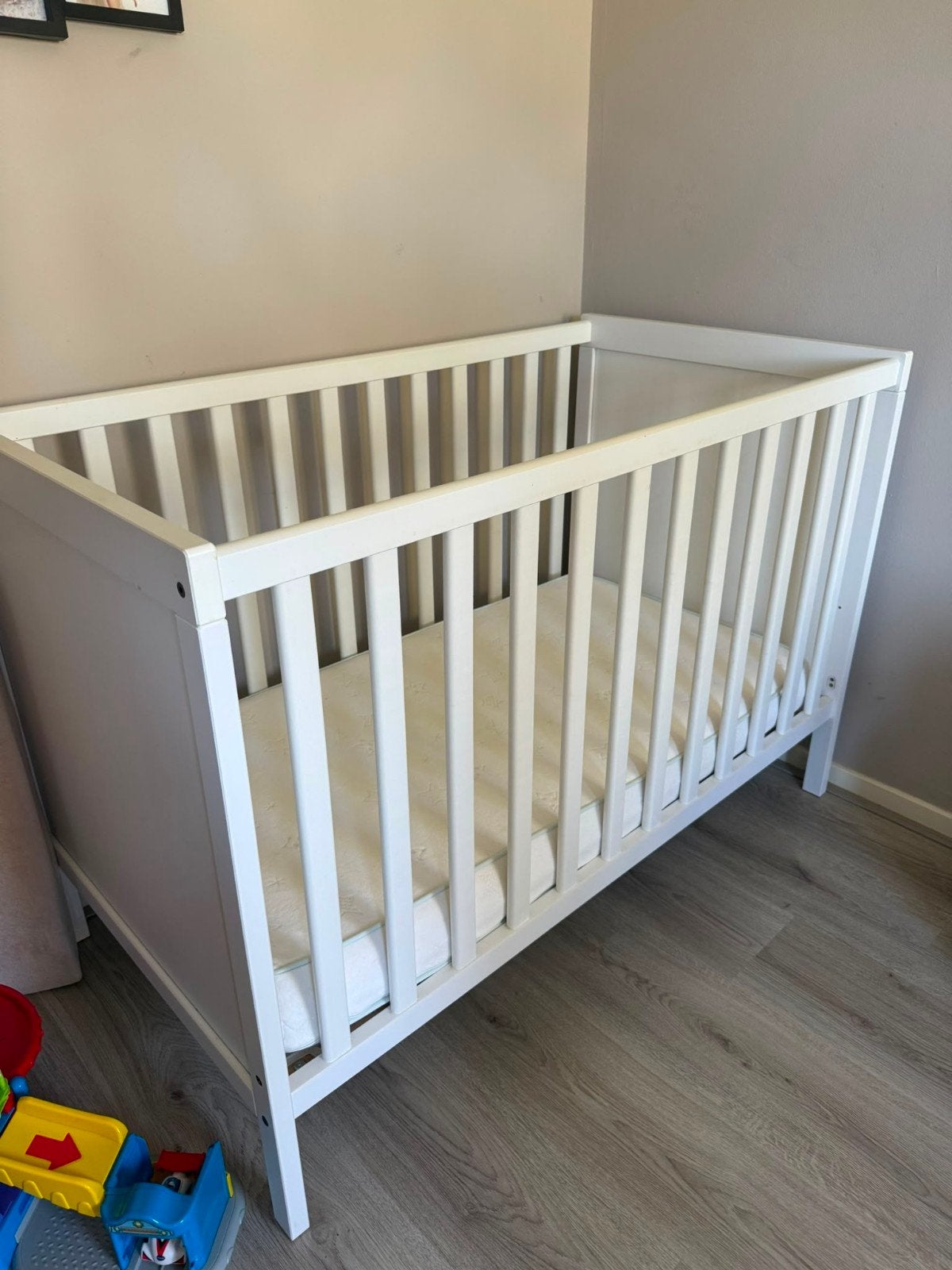 IKEA SUNDVIK Commode kledingkast Babybedje inclusief matras, Zo goed als nieuw, Minder dan 140 cm, Minder dan 70 cm, Ophalen