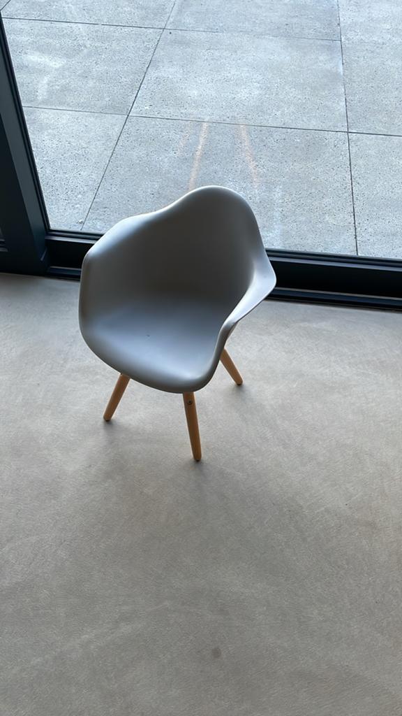 Moderne grijze stoel met houten poten, Huis en Inrichting, Stoelen, Ophalen of Verzenden, Zo goed als nieuw, Hout, Eén