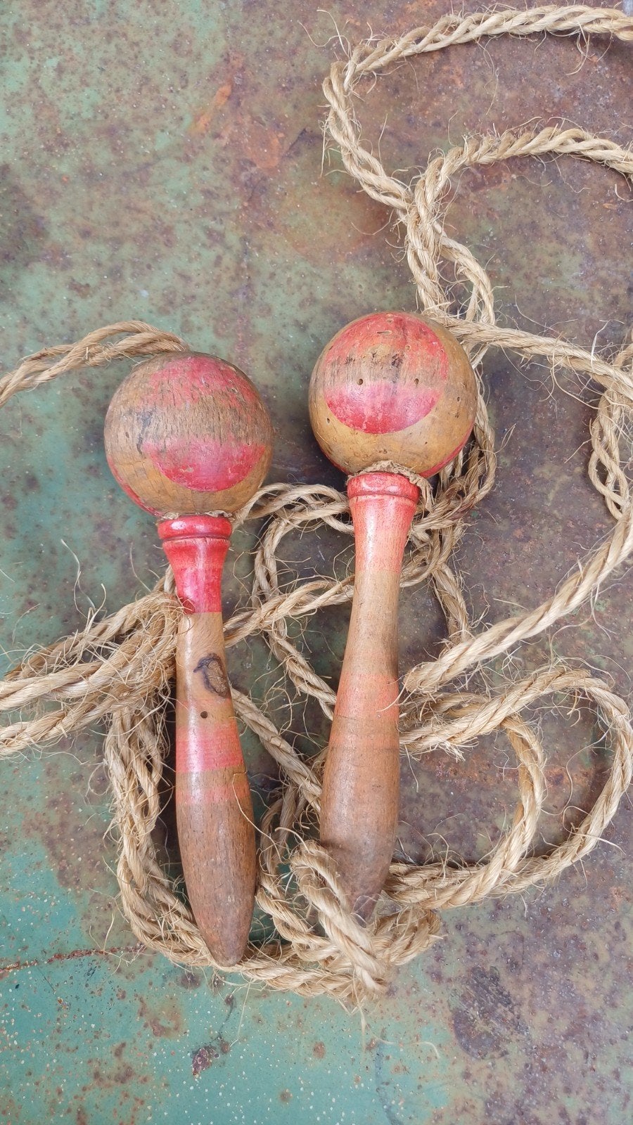 Oud Frans houten springtouw met rode handvatten, Ophalen