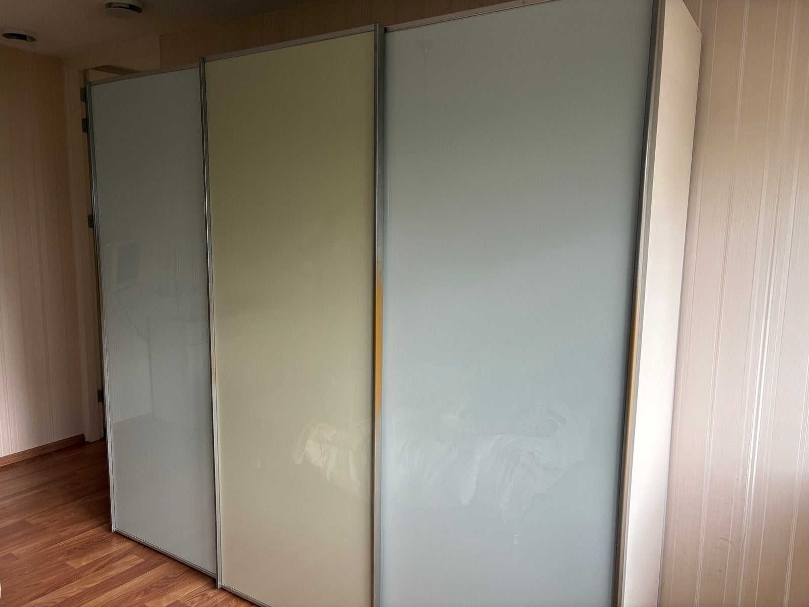 Moderne kledingkast hout en glas 240x220x60, Huis en Inrichting, Kasten | Kledingkasten, Ophalen, Gebruikt, 200 cm of meer, Glas