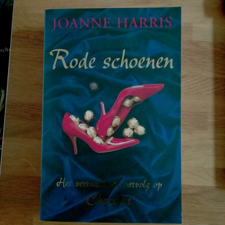 Rode schoenen - Joanne Harris (vervolg op Chocolat), Ophalen of Verzenden, Zo goed als nieuw, Nederland, Joanne Harris