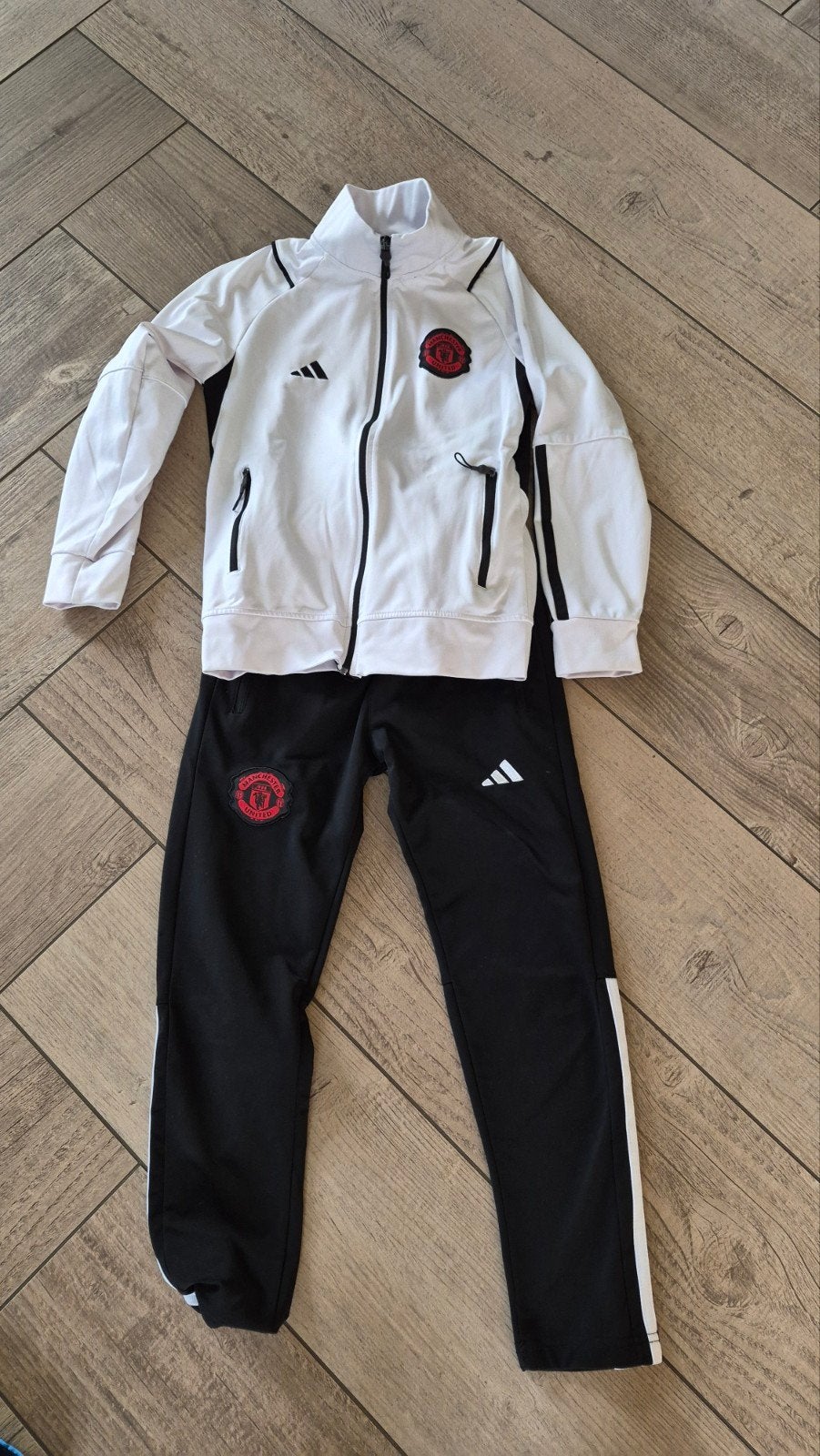 Manchester United Trainingspak Maat 140, Adidas, Ophalen of Verzenden, Zo goed als nieuw, Setje