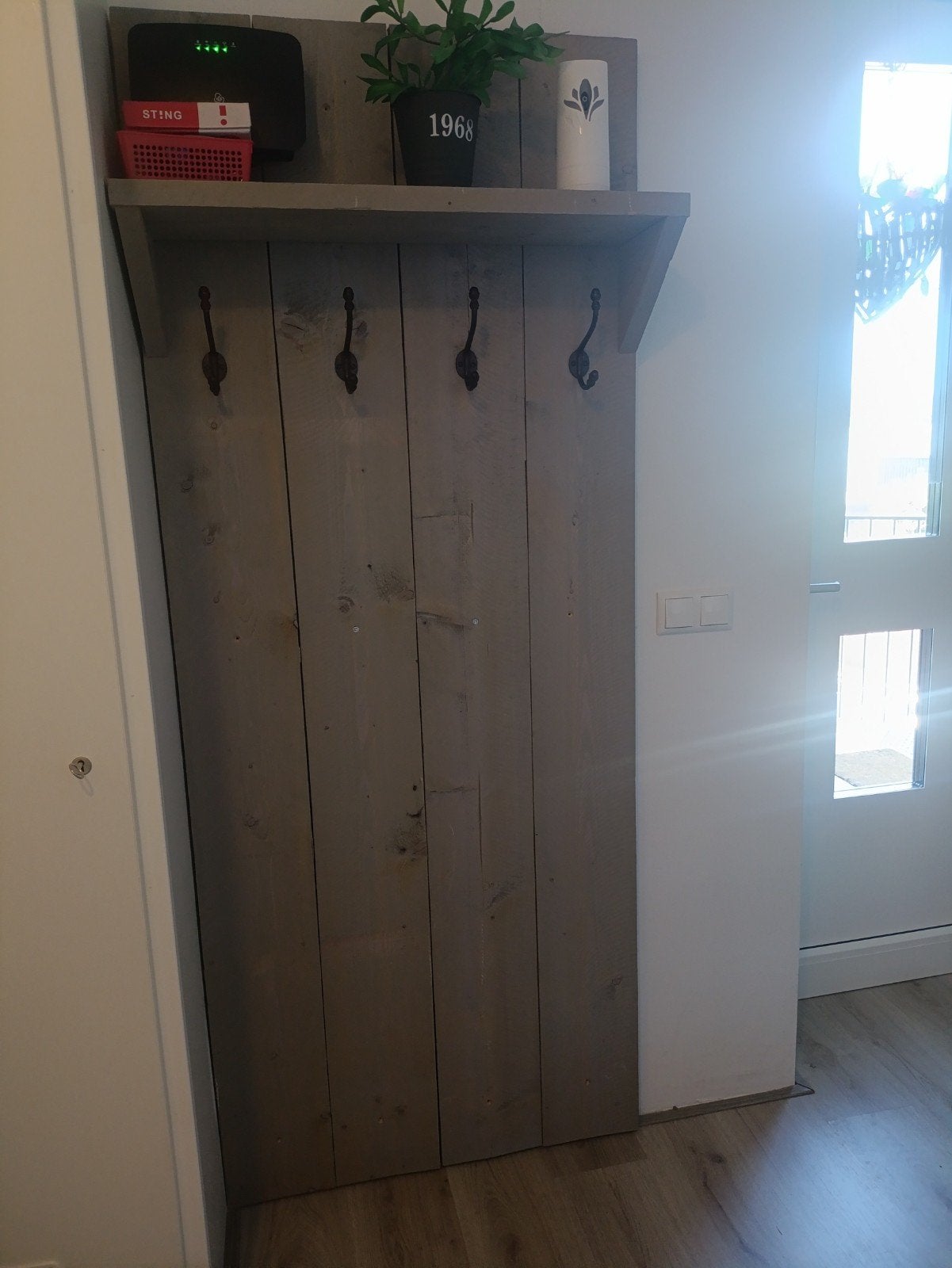 Handgemaakte houten wandkapstok met plank, Huis en Inrichting, Zo goed als nieuw, 150 tot 200 cm, Hout, Ophalen