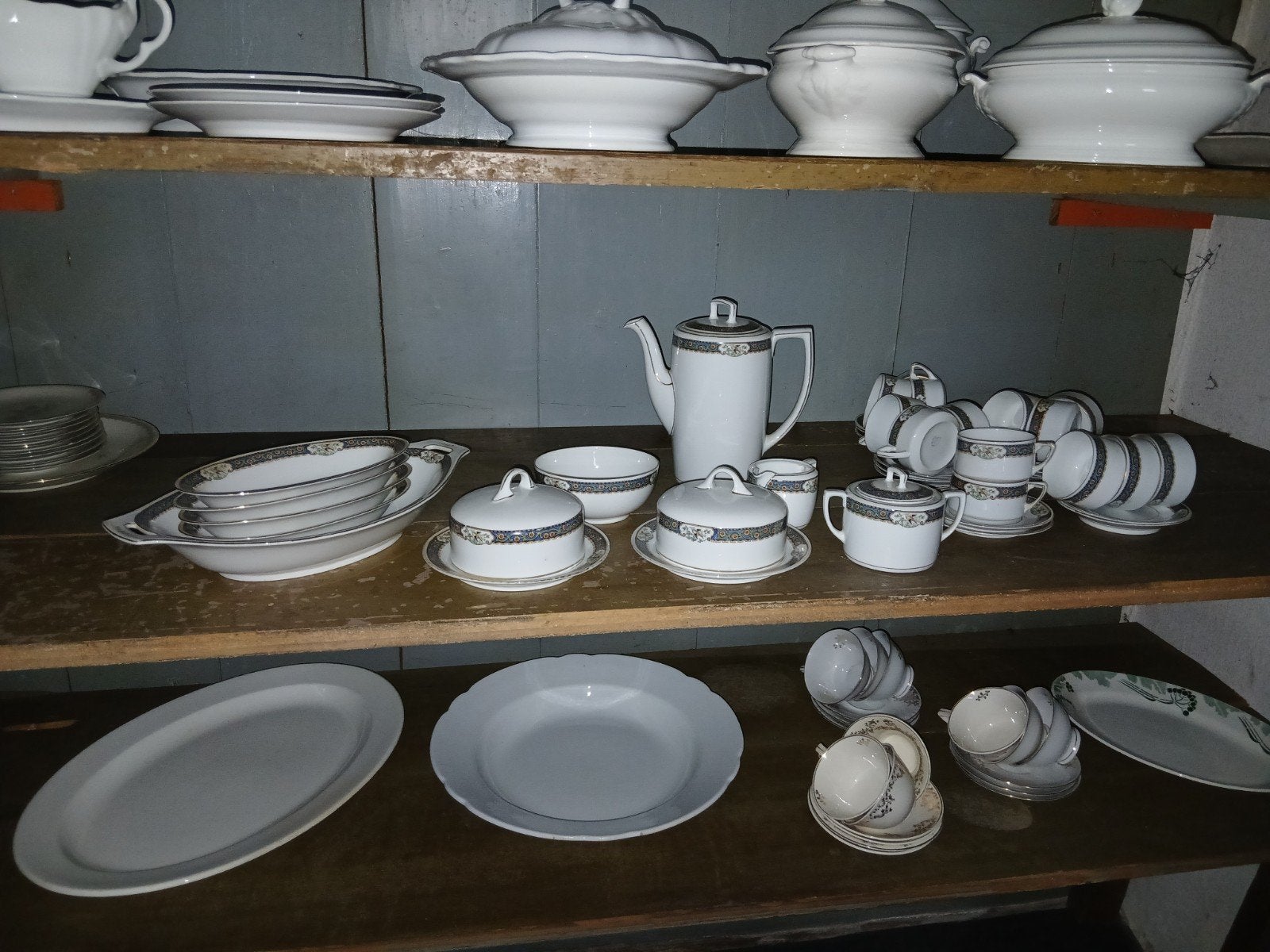 Uitgebreid antiek servies, wit met blauw/grijze rand, Antiek en Kunst, Antiek | Servies compleet, Ophalen