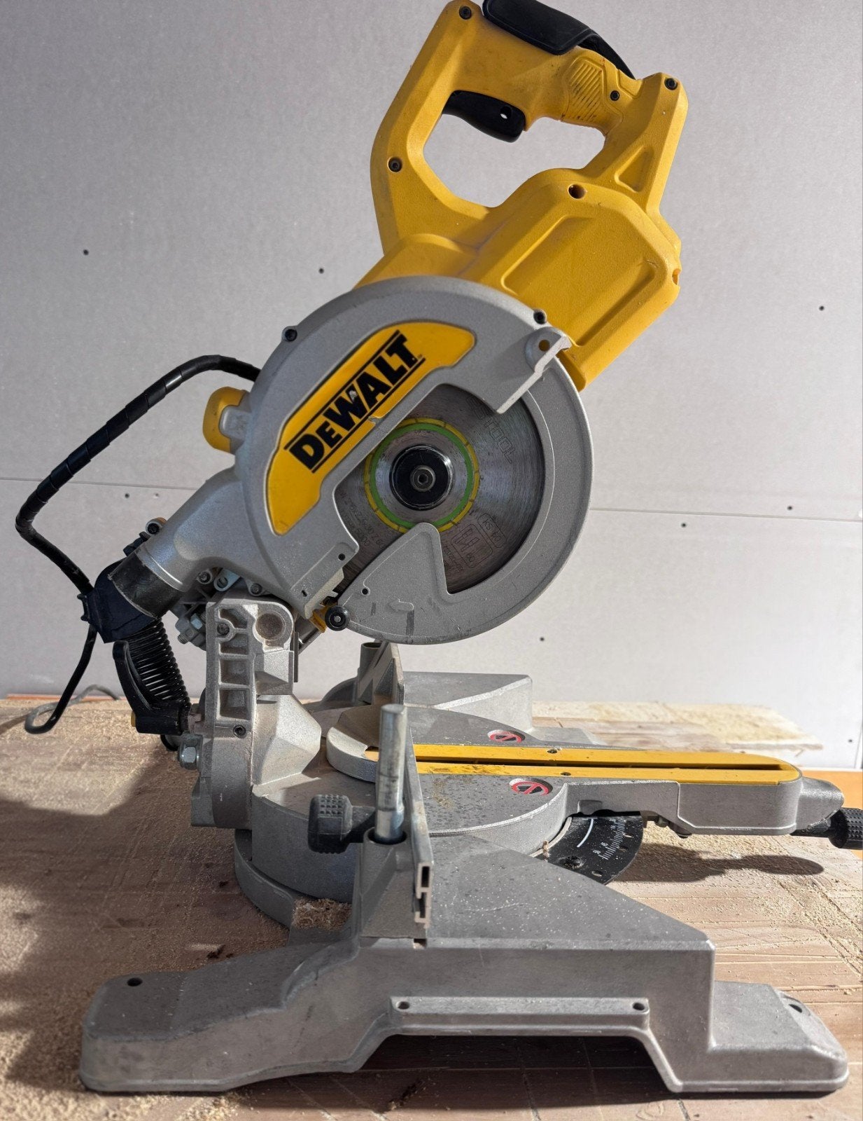 DeWalt DWS777 - QS radiaal verstek Afkortzaag, Doe-het-zelf en Verbouw, Gereedschap | Zaagmachines, Gebruikt, 70 mm of meer, Ophalen of Verzenden