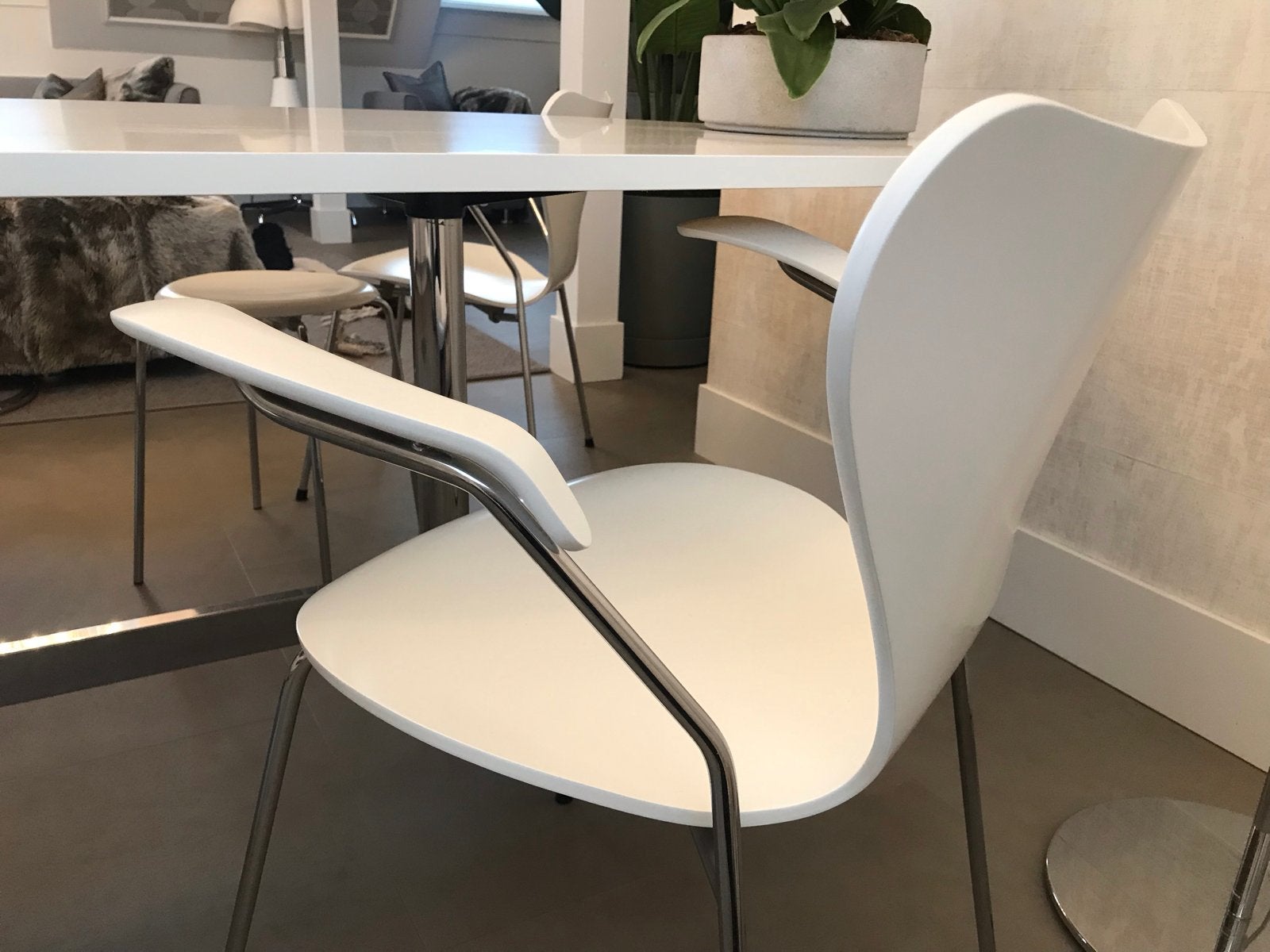 4 Vlinderstoelen met armleuning - Arne Jacobsen/Fritz Hansen, Huis en Inrichting, Ophalen, Gebruikt, Wit, Vier
