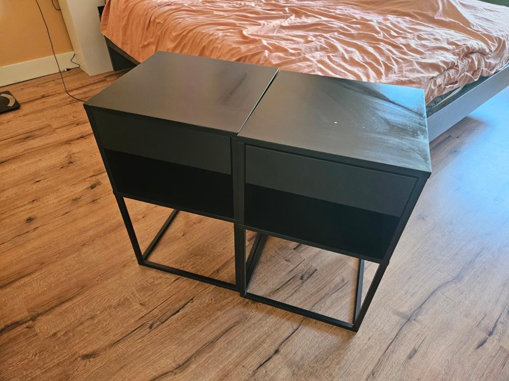 2 zwarte nachtkastjes met lades., Huis en Inrichting, Ophalen, Zo goed als nieuw, Minder dan 45 cm