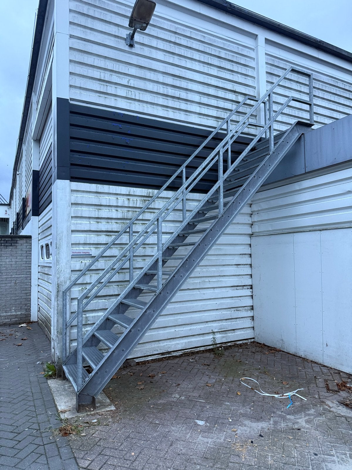 Stevige stalen buitentrap met antislip treden, Ophalen of Verzenden, Gebruikt, Trap, 2 tot 4 meter