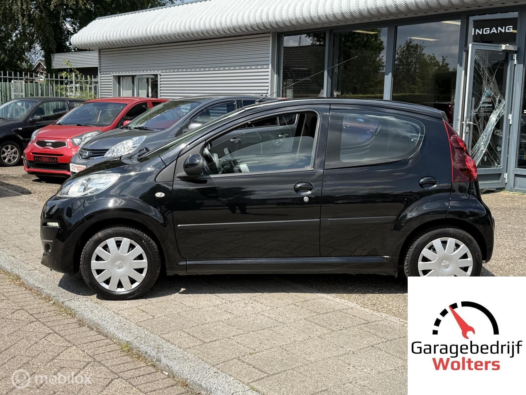Peugeot 107 1.0 Black & Silver airco nw banden 4seizoen 5drs, Auto's, Peugeot, Voorwielaandrijving, Euro 5, Stof, Gebruikt