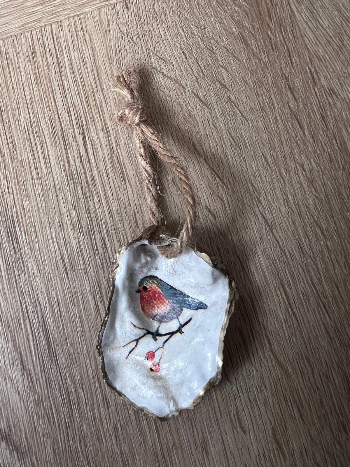 Oesterschelp hangertje met roodborstje, Ophalen of Verzenden, Schelp(en)