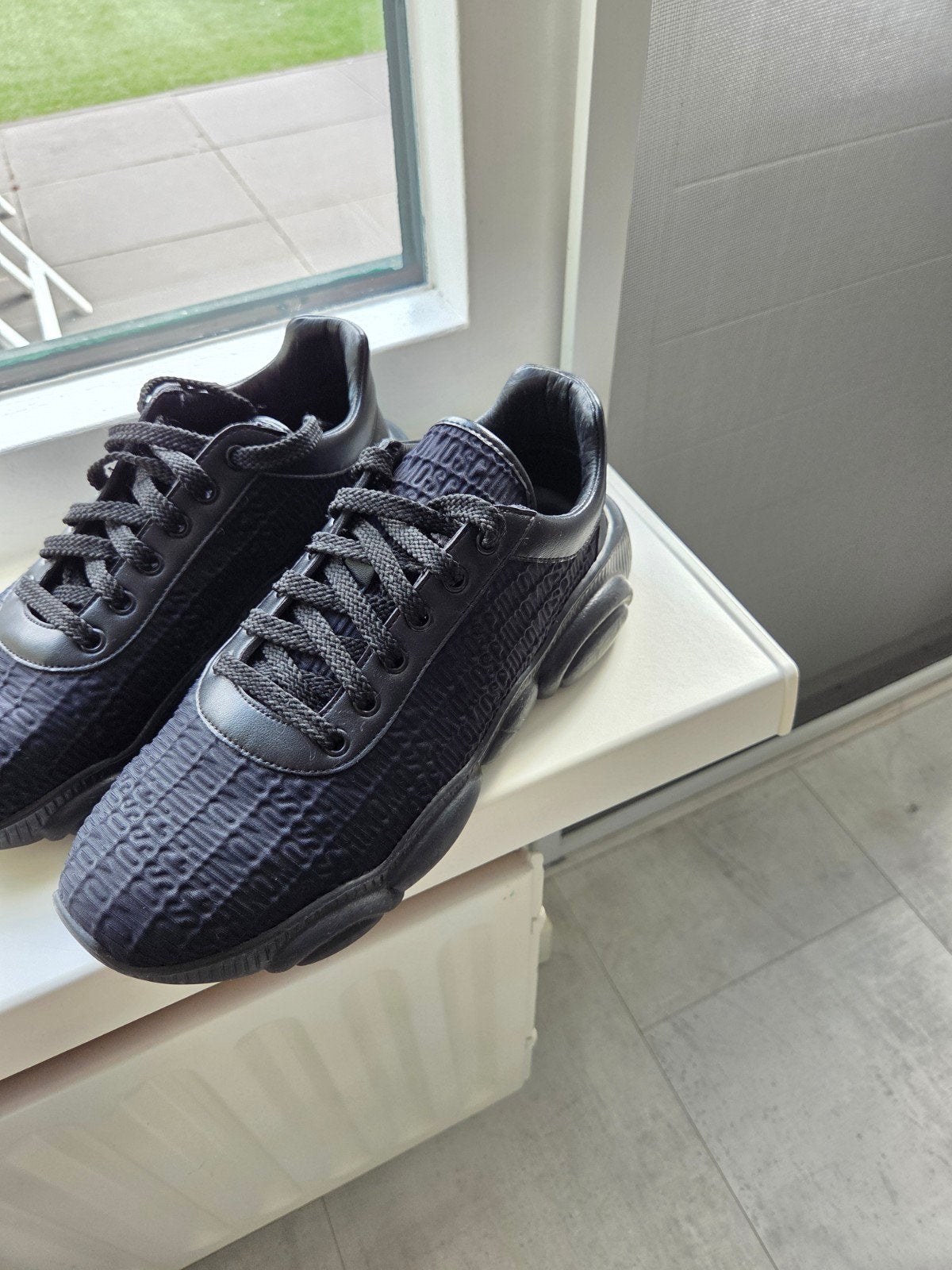 moschino schoenen bijna nieuw., Ophalen of Verzenden, Zo goed als nieuw, Hardloopschoenen, Overige merken