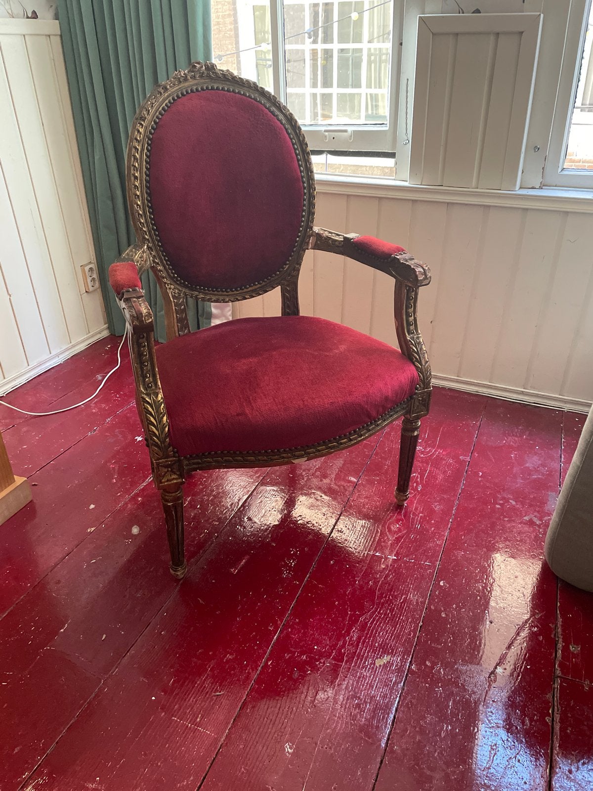 Antieke fauteuil met rood fluweel en gouden details, Ophalen
