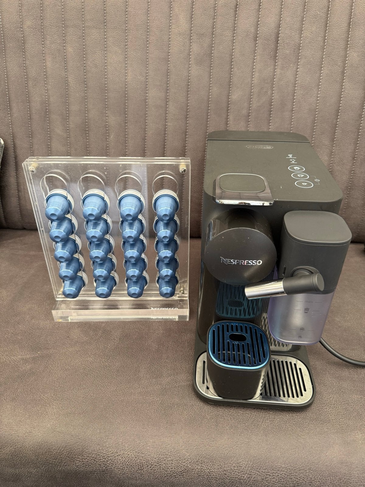Foto 3 van Nespresso De'Longhi koffiezetapparaat met cupshouder