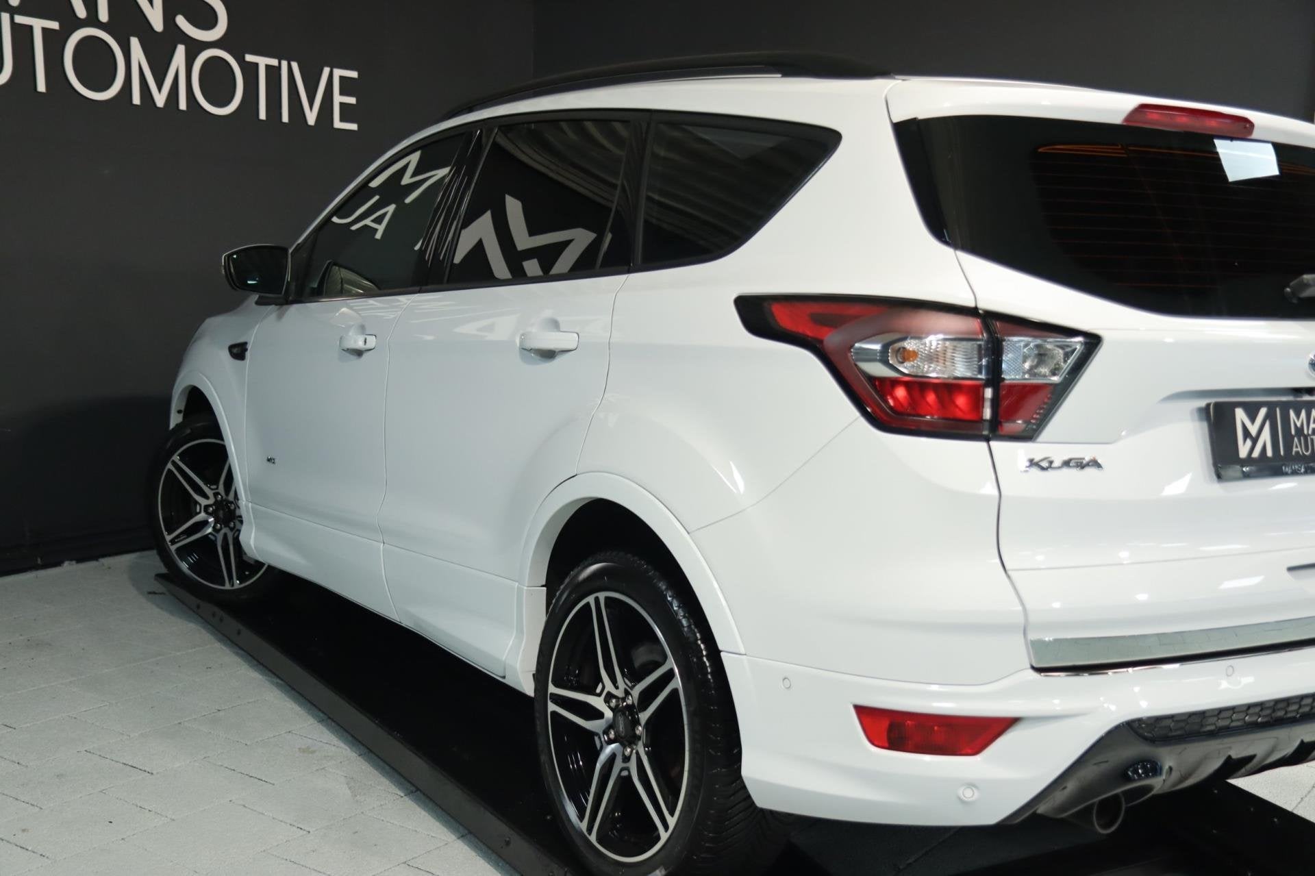 Ford Kuga 1.5 EcoBoost ST Line / PANODAK / KEYLESS / CAMERA, Automaat, Zwart, 4 cilinders, 1850 kg