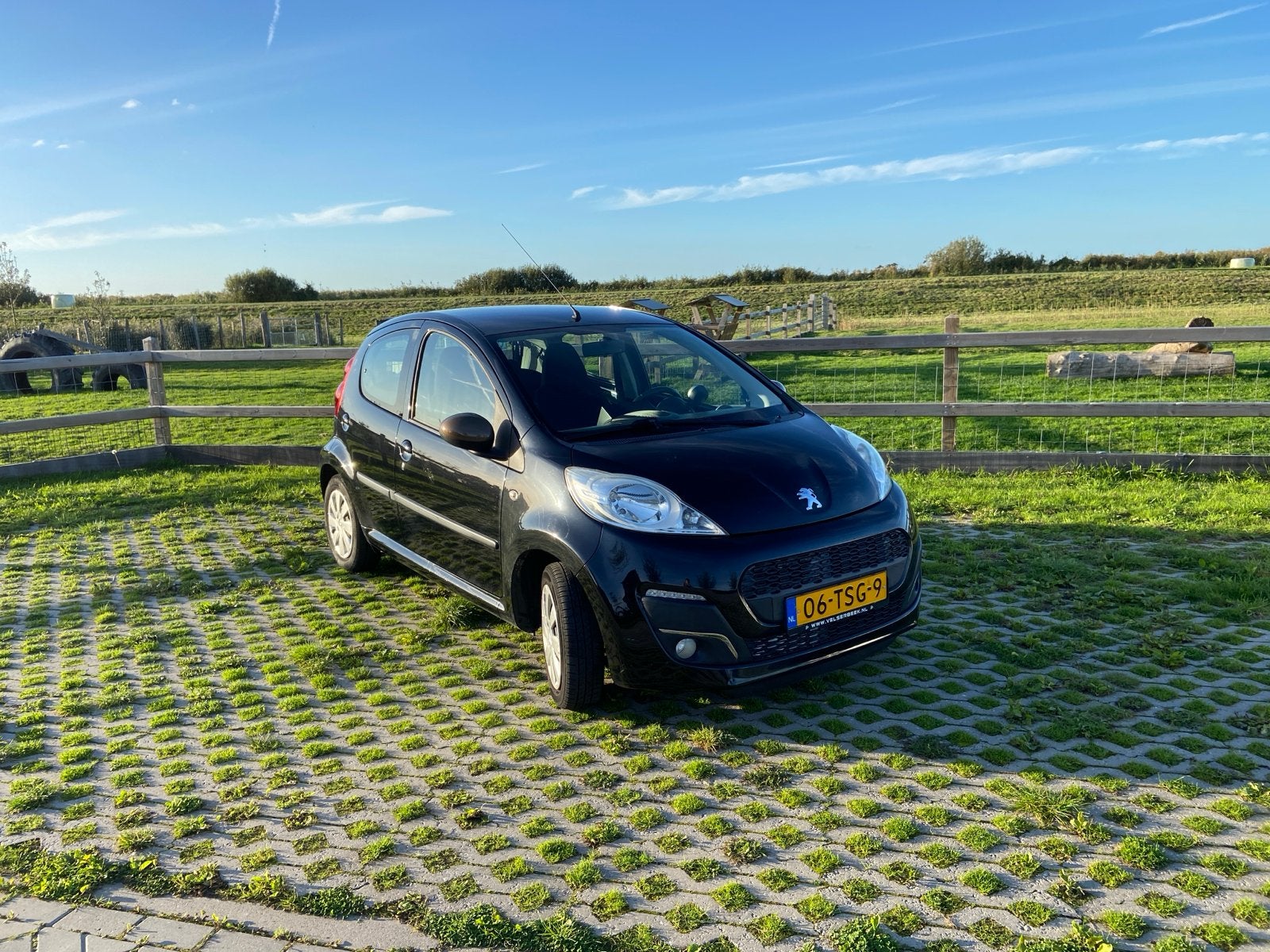 Peugeot 107 1.0 12V 5DR 2012 94XXX km Zwart carplay airco, Auto's, Voorwielaandrijving, Stof, 4 stoelen, Origineel Nederlands