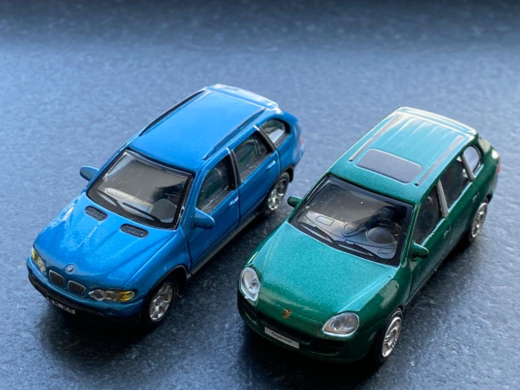 BMW X5 en Porsche Cayenne, Hobby en Vrije tijd, Modelauto's | 1:43, Ophalen of Verzenden, Nieuw, Auto, Overige merken