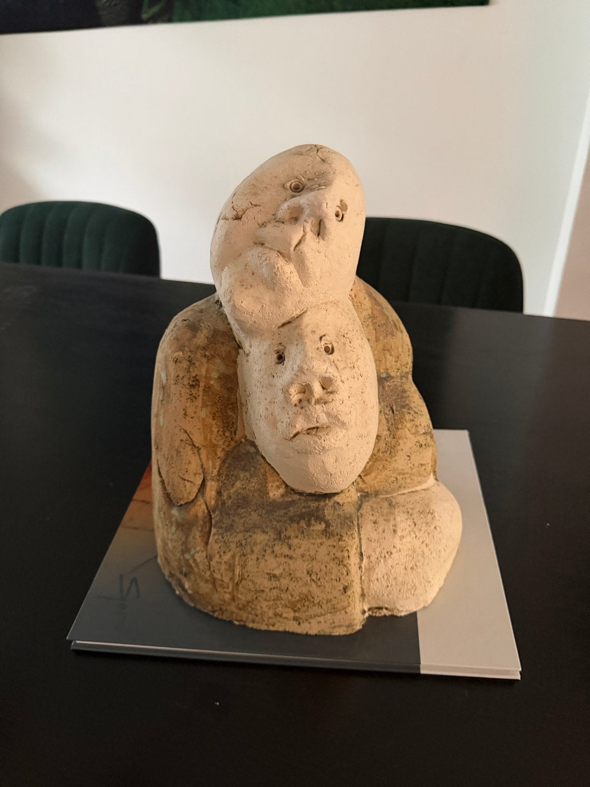 Uniek keramisch beeld van Sjer Jacobs, gesigneerd 2005, Ophalen, Groep mensen, Handgemaakt, 20 - 50 cm