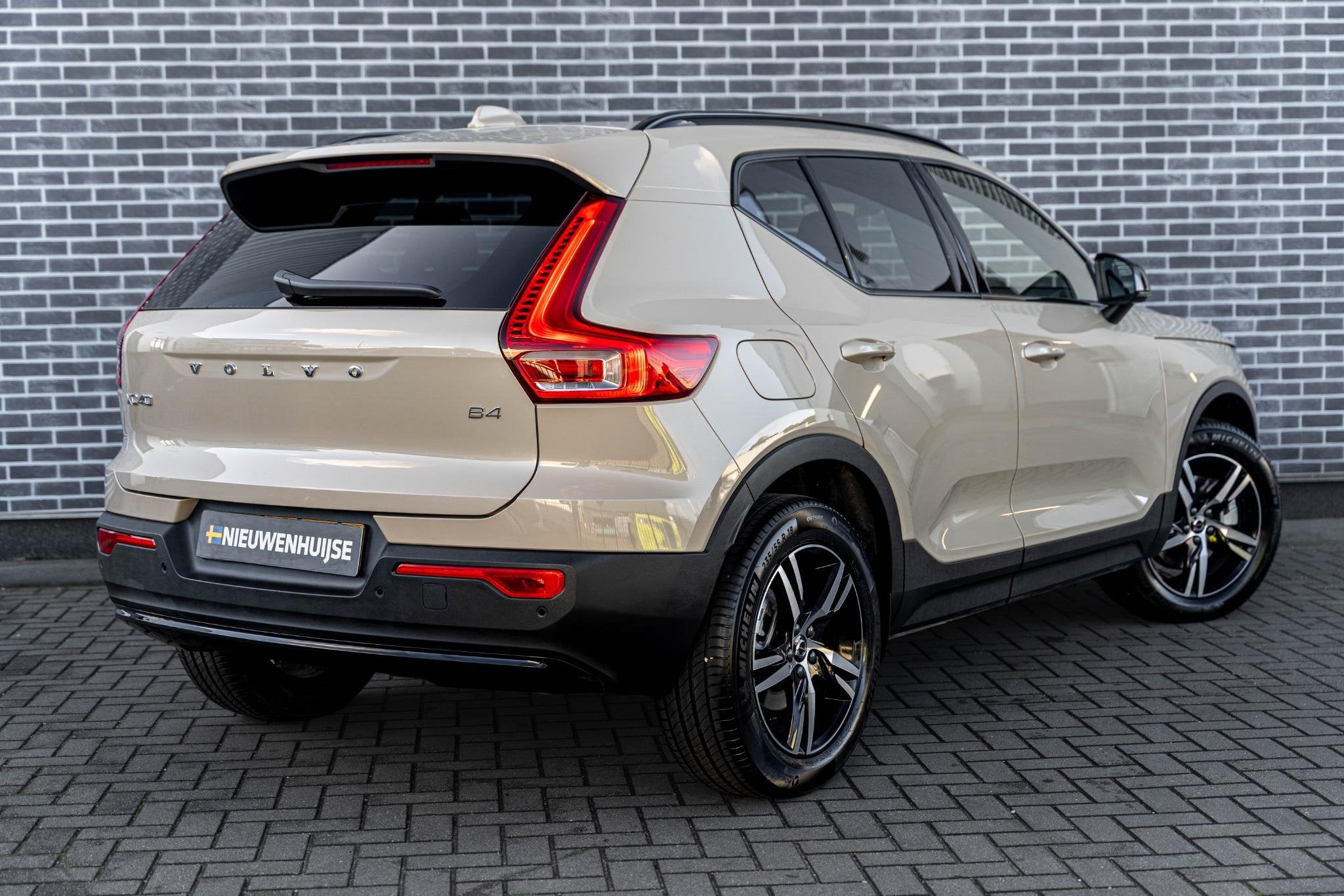 Volvo XC40 2.0 B4 Plus Dark | Trekhaak | Harman Kardon Audio, Gebruikt, Euro 6, 4 cilinders, Origineel Nederlands