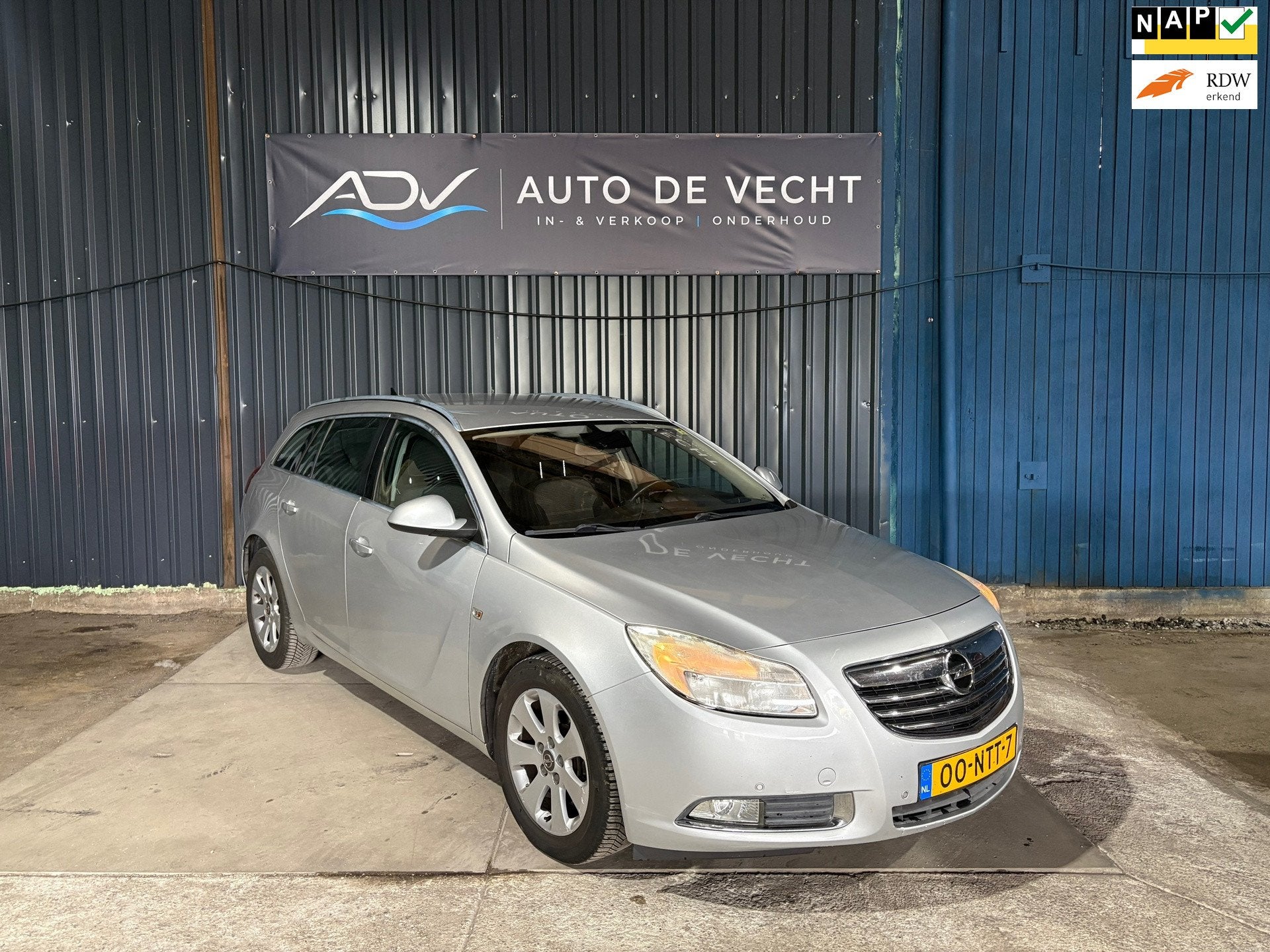 Opel Insignia Sports Tourer 1.6 T Cosmo - AIRCO - RUIME AUTO, Auto's, Opel, Euro 5, Gebruikt, 4 cilinders, Leder en Stof