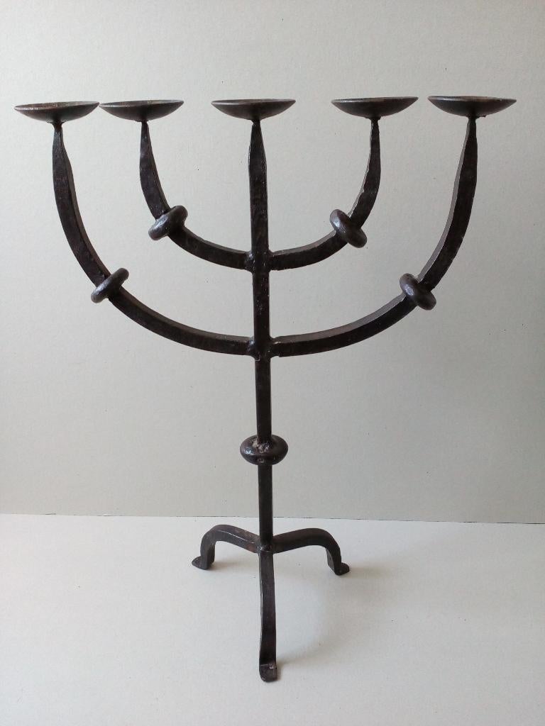 Brutalistische armkandelaar. Gietijzer.)Omstreeks 1950, Antiek en Kunst, Curiosa en Brocante, Ophalen of Verzenden