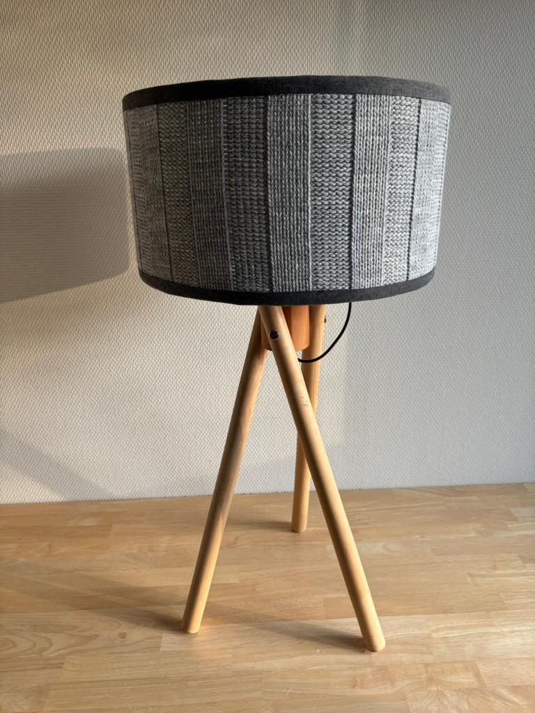 Scandinavische tafellamp / tripod lamp met stoffen kap, 50 tot 75 cm, Ophalen of Verzenden, Zo goed als nieuw, Nordic, Japandi