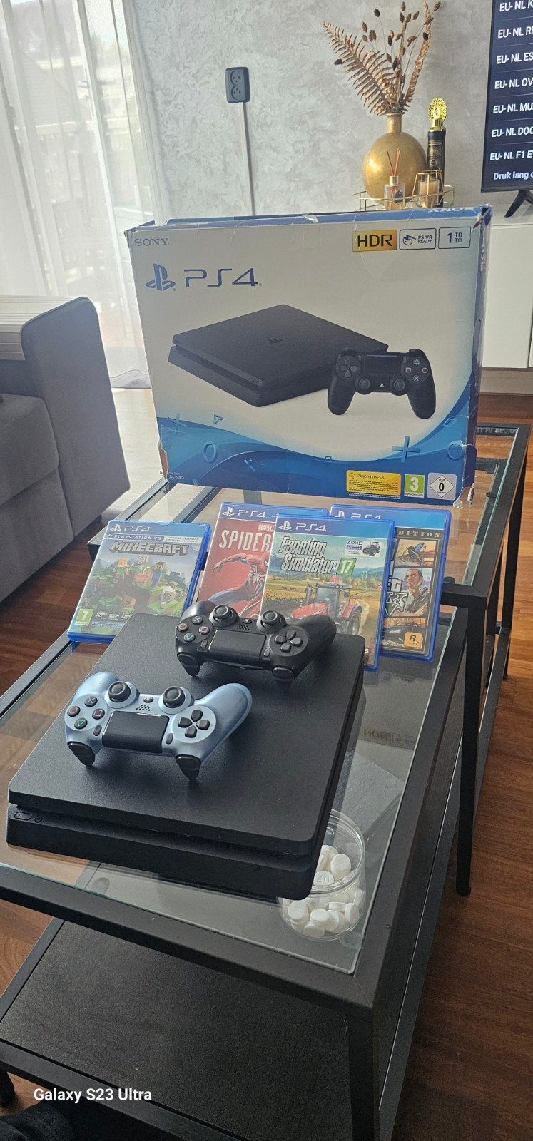 te koop Playstation 4, Ophalen, Zo goed als nieuw, Met 2 controllers, Slim