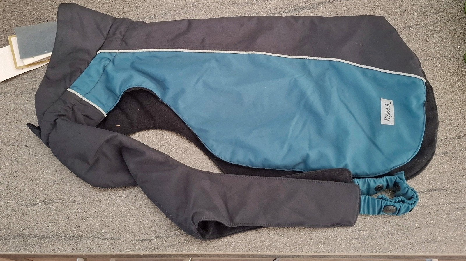 kyra k hondenjas 40 cm, Dieren en Toebehoren, Kyrak.com, Kyrak.com, Kyra k, Ophalen of Verzenden