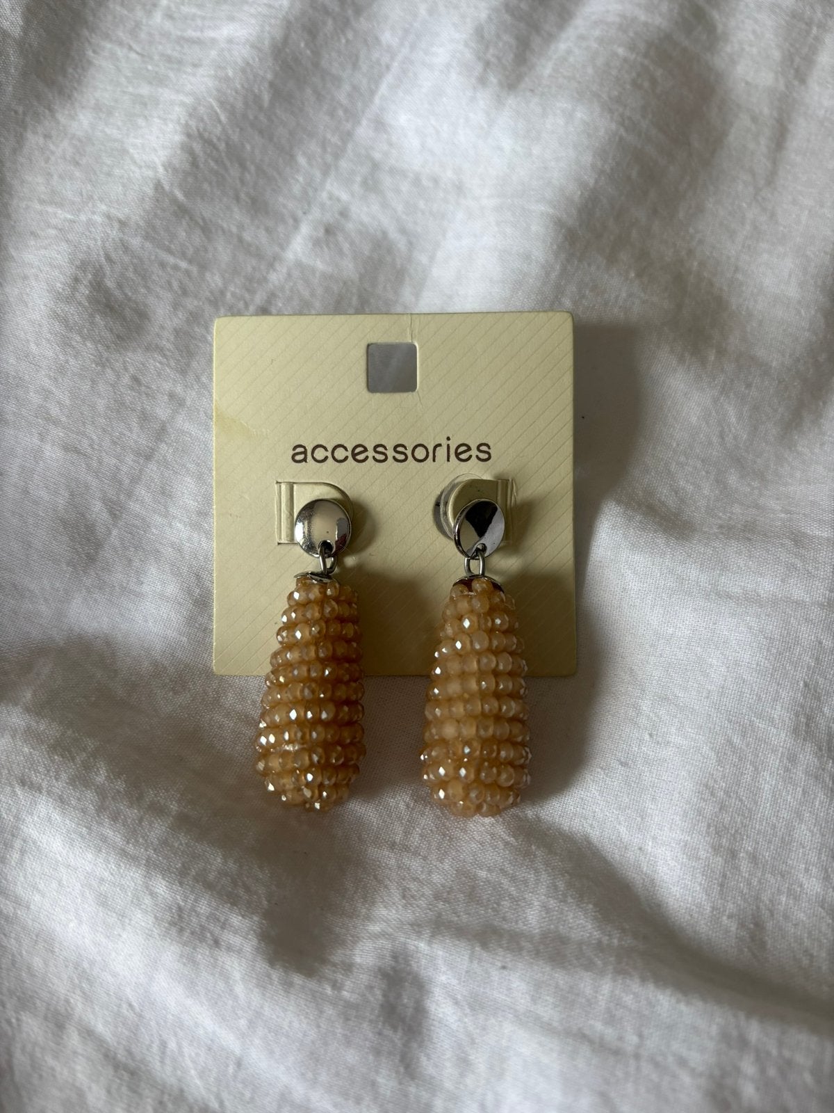 Oorbellen beige zilver hangers met kraaltjes nieuw boetiek, Overige materialen, Hangers, Beige, Ophalen of Verzenden