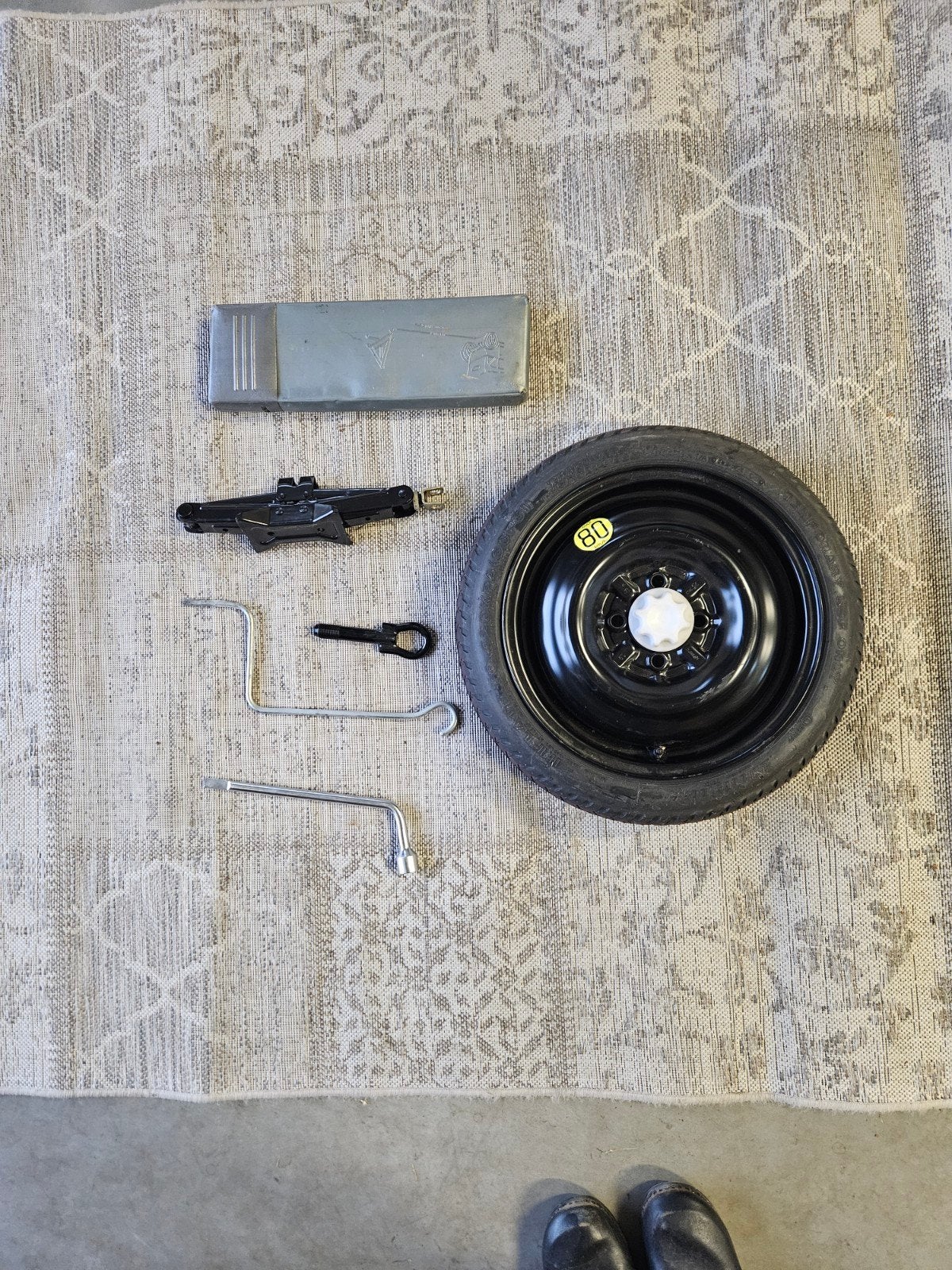 Toyota yaris Bridgestone thuiskomer met krik en gevarendrieh, Auto-onderdelen, Ophalen, 14 inch, Gebruikt, Banden en Velgen