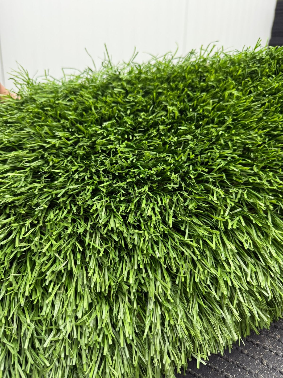 Gebruikt kunstgras - 4 meter breed - €10,- per m2, Ophalen of Verzenden, Nieuw, 20 m² of meer