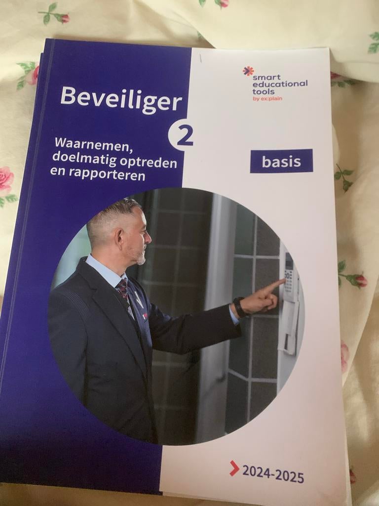Beveiliger 2 Basis: Waarnemen, optreden en rapporteren, Boeken, Ophalen of Verzenden, Zo goed als nieuw, MBO