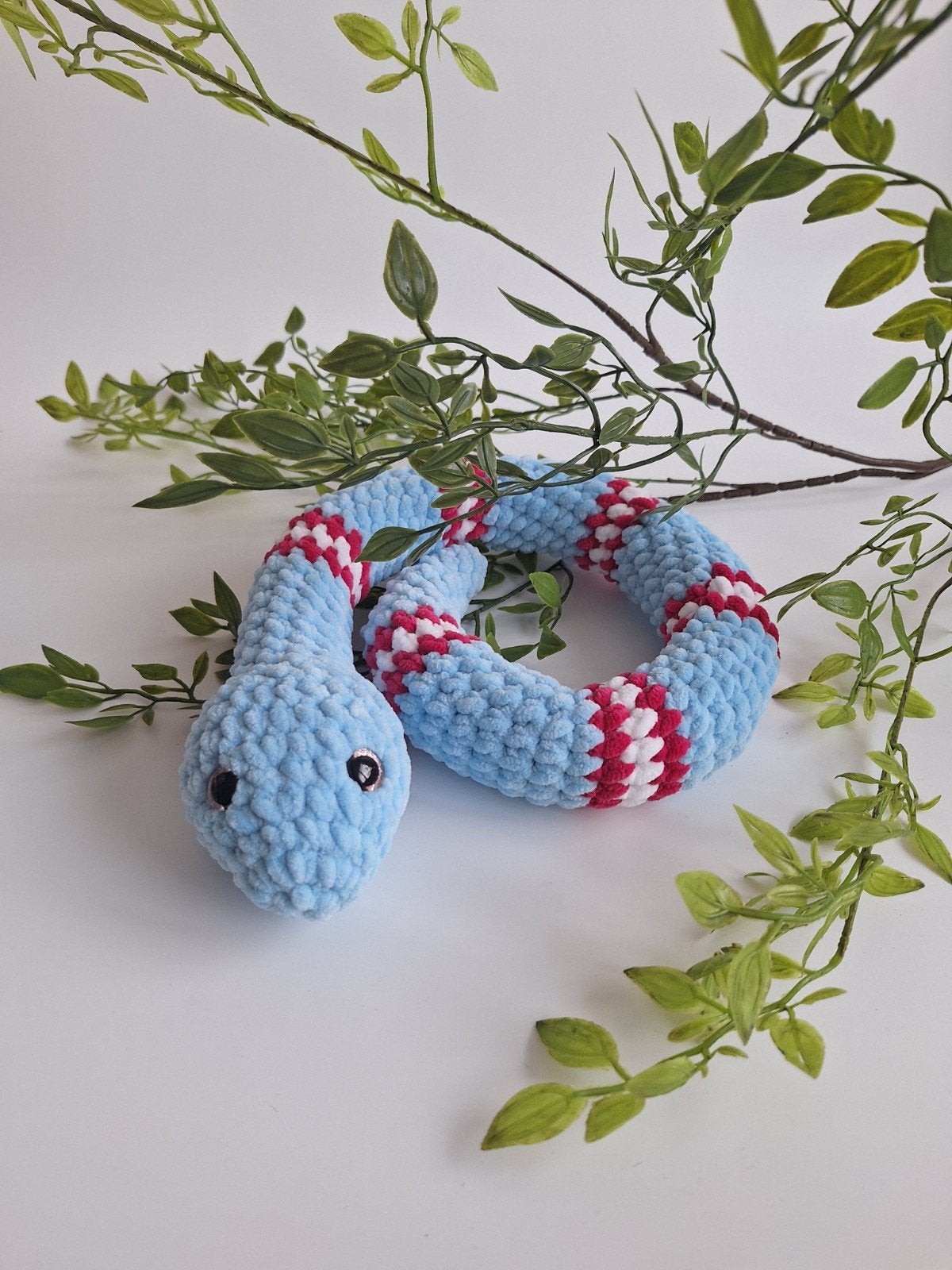 Gehaakte knuffel slang lichtblauw knalroze wit, Handgemaakt, Overige typen, Blauw, Nieuw
