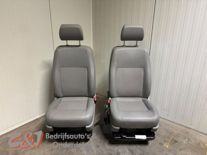 Voorstoelen links + rechts van een Volkswagen Transporter